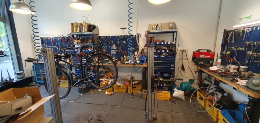 Mehr als 15 Jahre Erfahrung in professionellen Werkstätten Mehr als 15 Jahre Erfahrung in professionellen Werkstätten